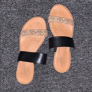 Universal thread Target sandals